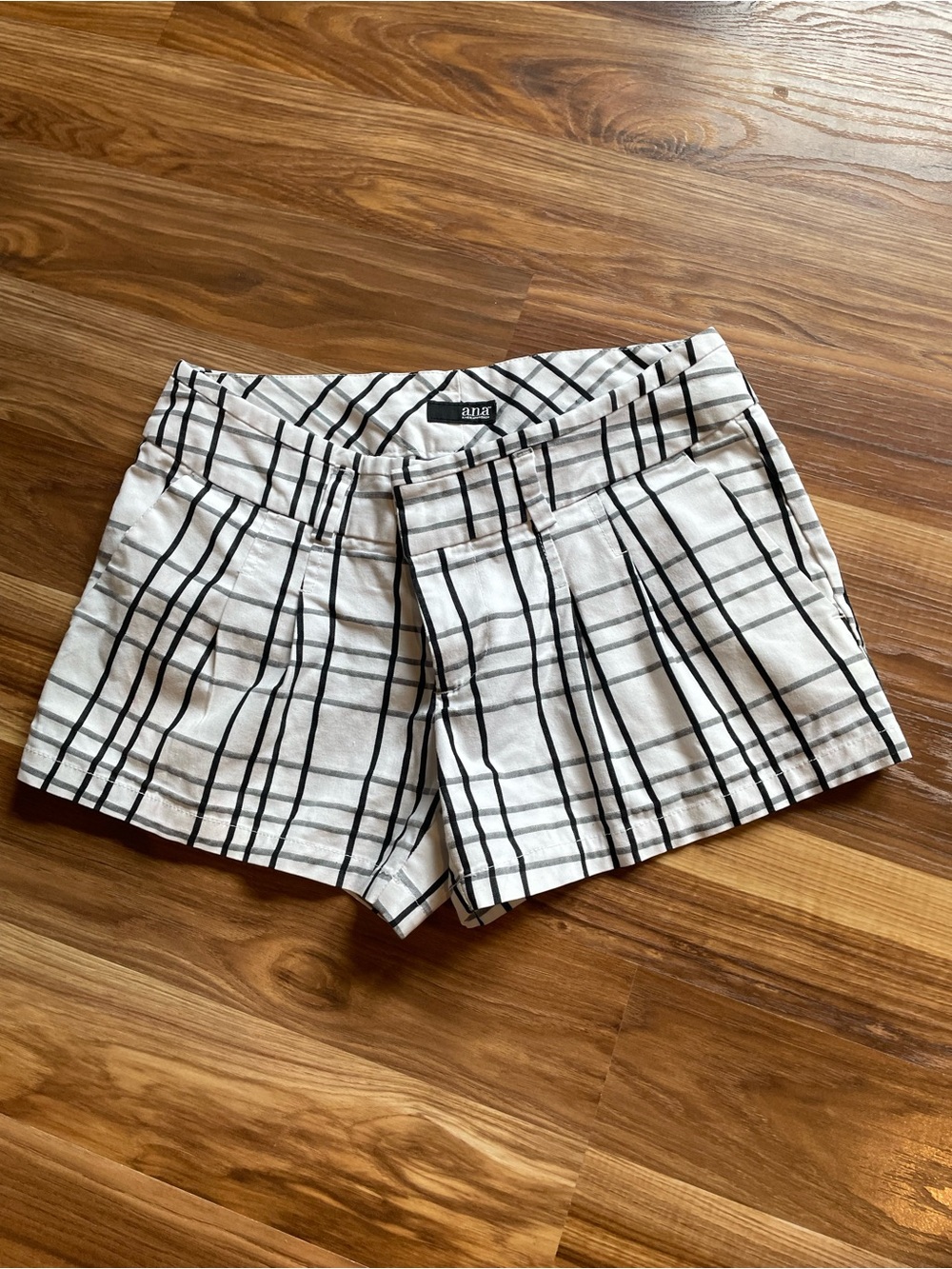 a.n.a White and Black Plaid Pleated Women's Shorts